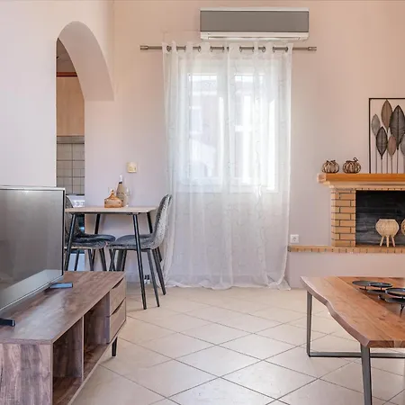 Spiros House Свороната