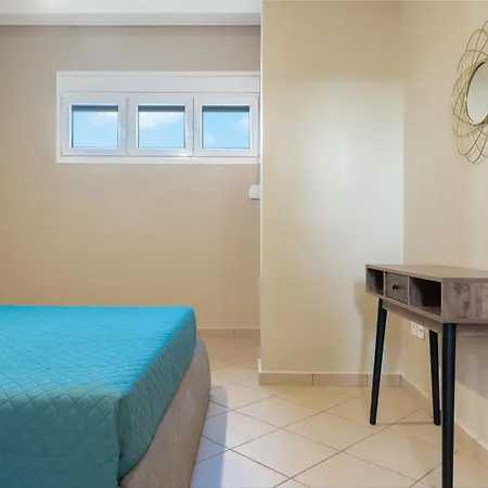 Spiros House * Свороната